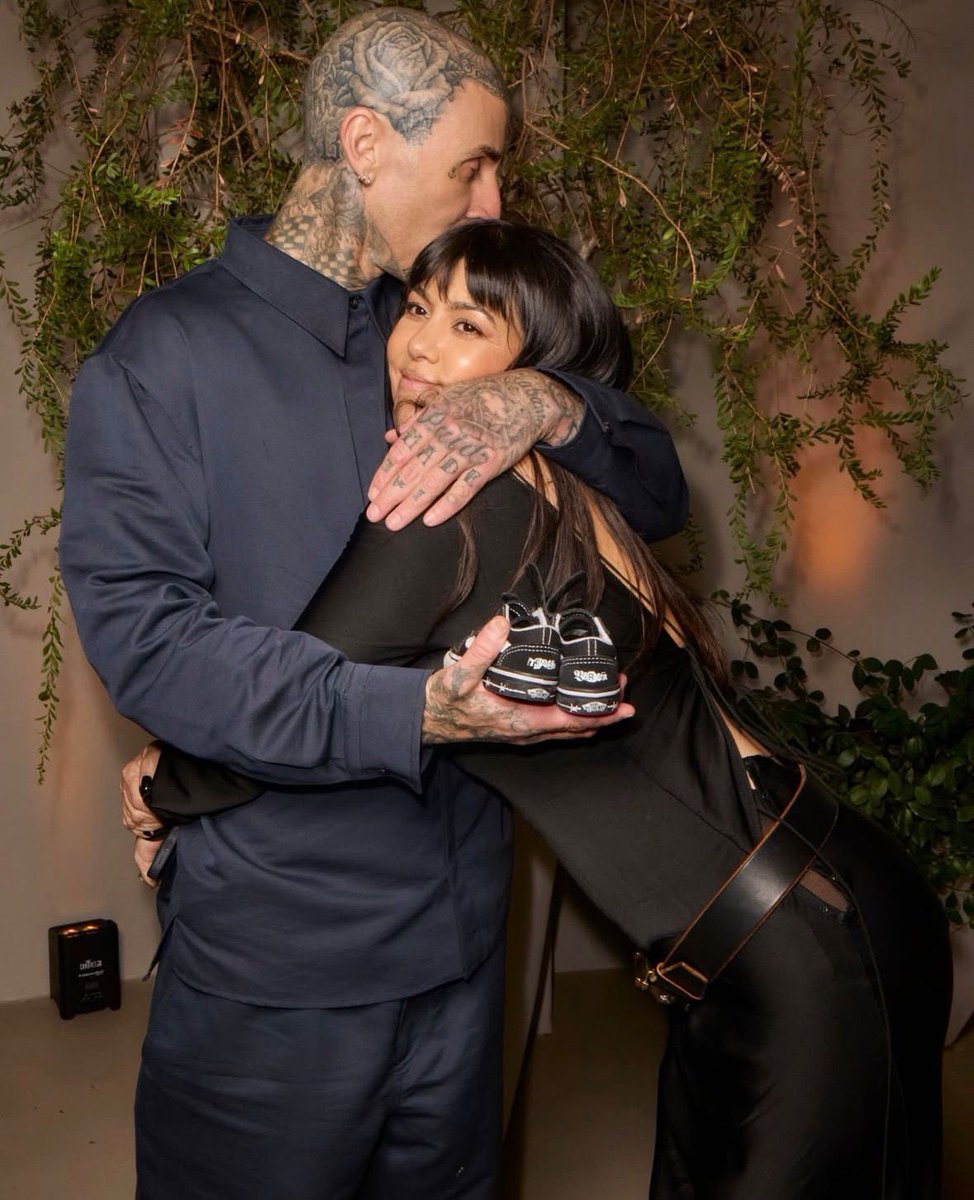 QueTalmagazine's tweet image. #Celebs | 👀 ¿Kourtney dejó pistas? 🍼

Kourtney Kardashian encendió los rumores de embarazo luego de compartir en el cumpleaños de Travis Barker una foto con unos mini zapatitos. ¿Tú qué crees? 🤰
.
.
#kourtneykardashian #travisbarker #celebs #rumores #trendy…