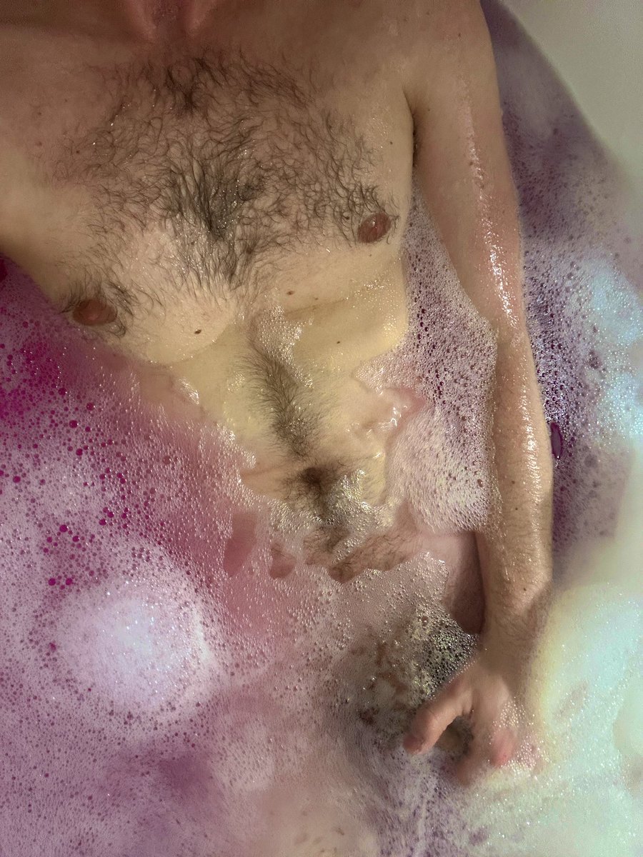 HiItsMe99998's tweet photo. Bath time 🛁 🛁 https://t.co/nsKgEMes8o