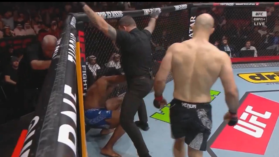 kimurasport's tweet image. Bir ilk raunt bitirişi daha! 

Volkan Oezdemir, Alonzo Menifield’ı ilk rauntta nakavt etti! 

#UFCQatar #NoTime