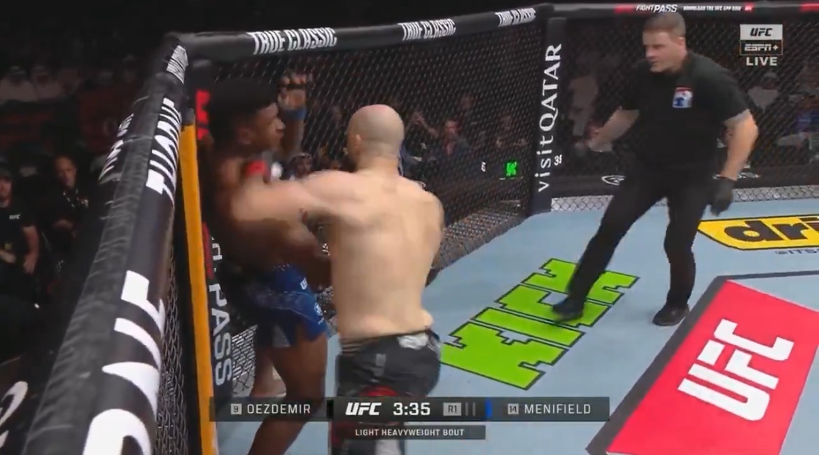 kimurasport's tweet image. Bir ilk raunt bitirişi daha! 

Volkan Oezdemir, Alonzo Menifield’ı ilk rauntta nakavt etti! 

#UFCQatar #NoTime