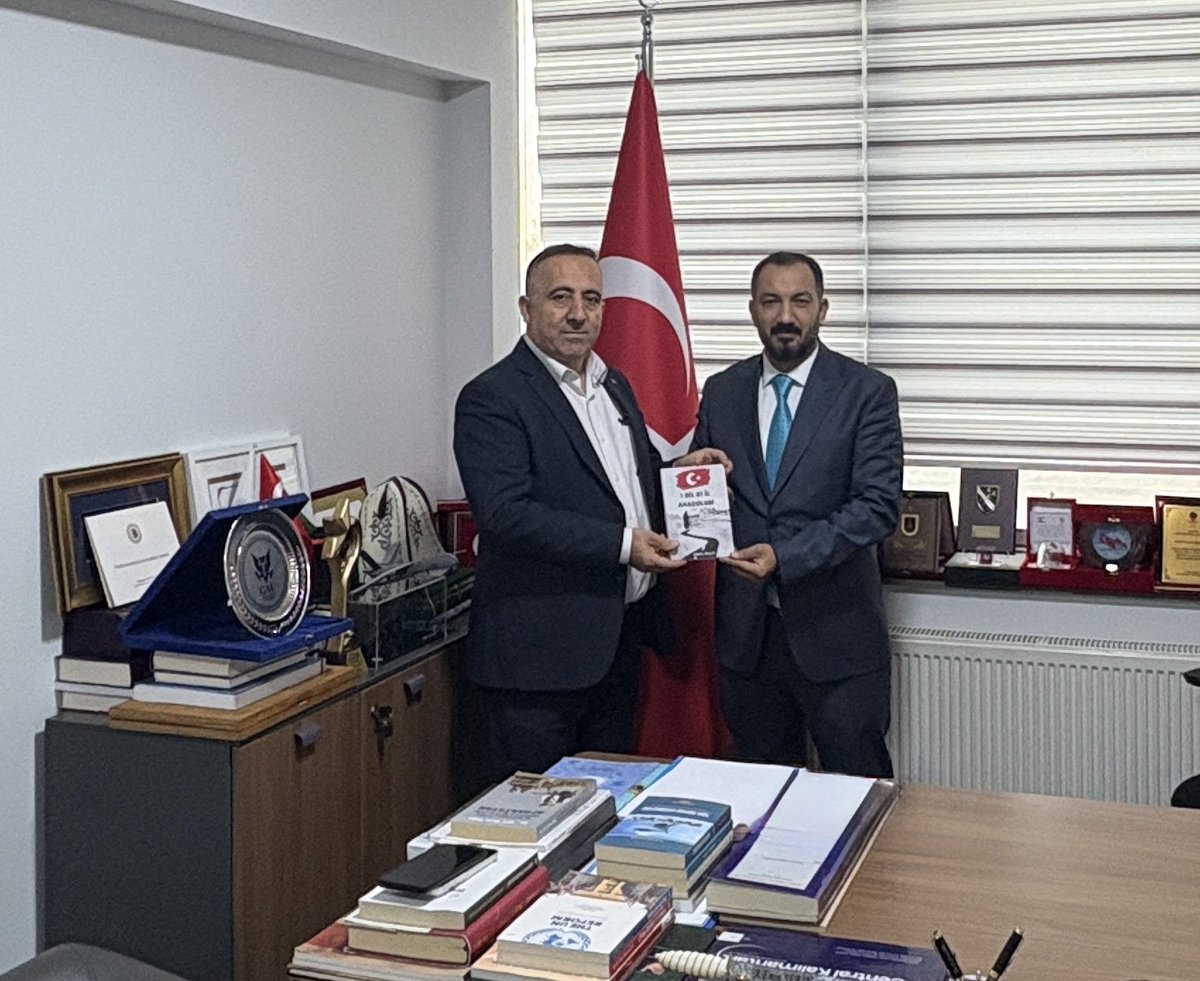 ismailbalat's tweet photo. Aldım Kalemi Karalama Benim işim https://t.co/9HlbzRv78Q