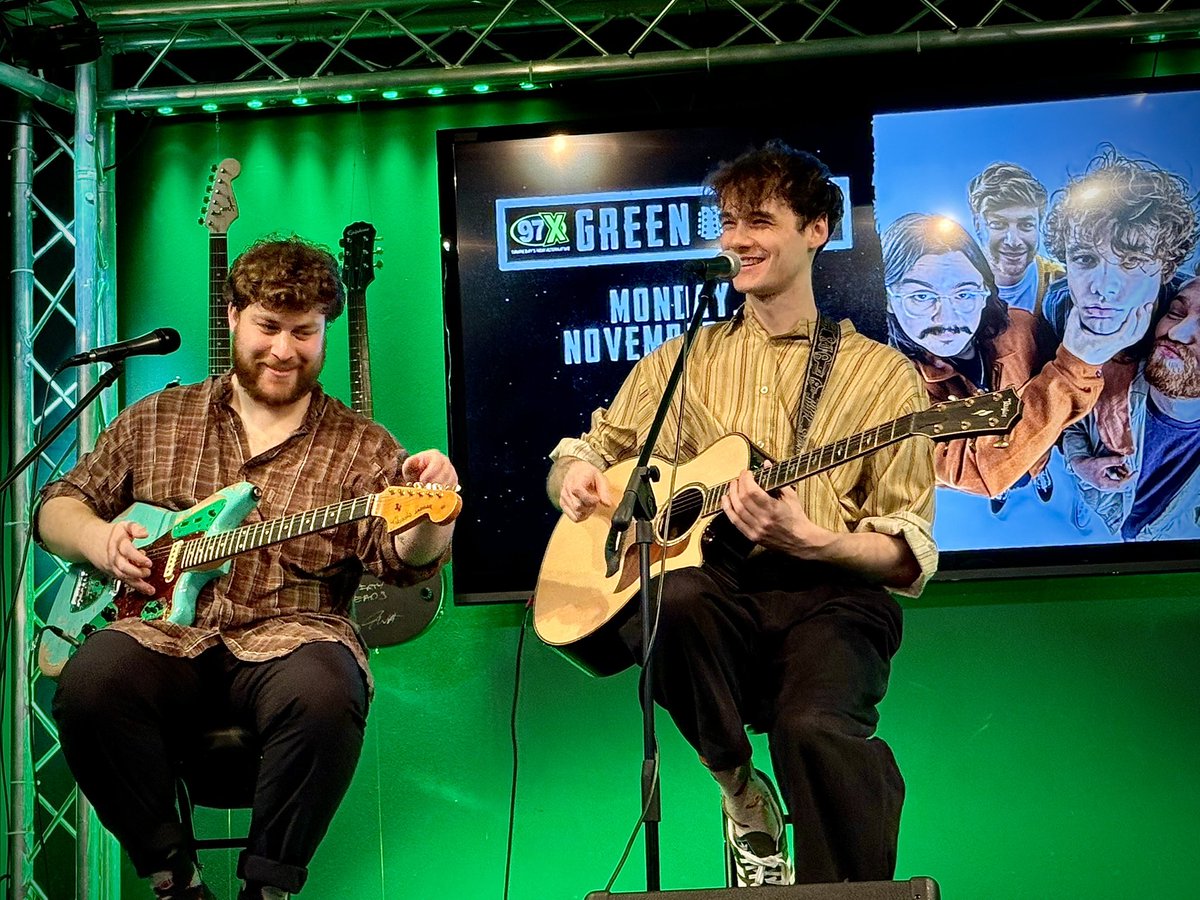 All smiles inside the Gold and Diamond Big 20 Countdown at 3p, counting down the 20 BIGGEST songs in alternative today! 😃

Presented by <a href="/goldanddiamond_/">Gold & Diamond Source</a> 💎