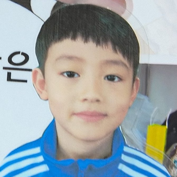 2cortis's tweet image. the diagonal bangs