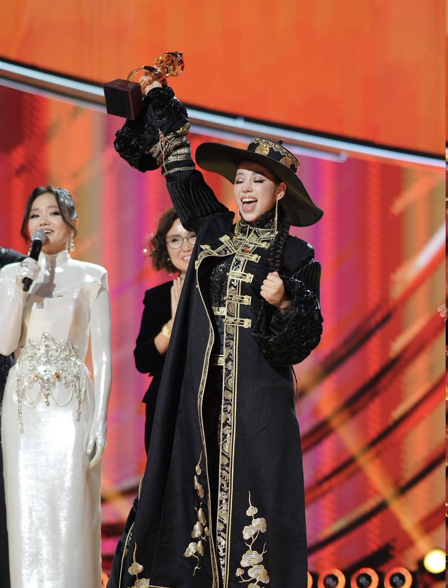 👏👏👏"Silkway Star” шоуны ялагчаар эх орноо төлөөлөн оролцсон дуучин И.Мишээл тодорлоо

Дуучин И.Мишээл финалын шатанд өөрийн зохиосон "Монгол" дууг дуулж, нийт 10 шүүгчээс хамгийн өндөр оноог ганцаараа авч чадсан юм. 
Улмаар үзэгчдийн санал хураалтаар ч тэргүүлж, шоуны гранфриг