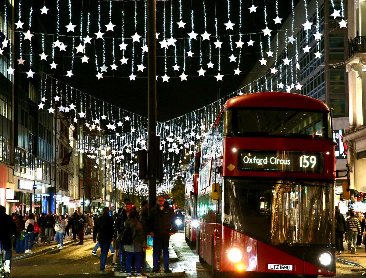 SadiqKhan's tweet image. Christmas sparkle has come to the capital ✨

Oxford Street’s Christmas lights are shining bright - with hundreds of thousands of stars lighting up the nation’s high street.