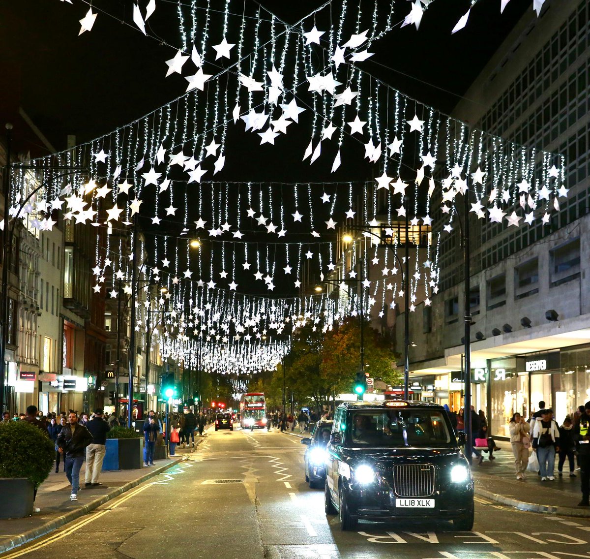 SadiqKhan's tweet image. Christmas sparkle has come to the capital ✨

Oxford Street’s Christmas lights are shining bright - with hundreds of thousands of stars lighting up the nation’s high street.