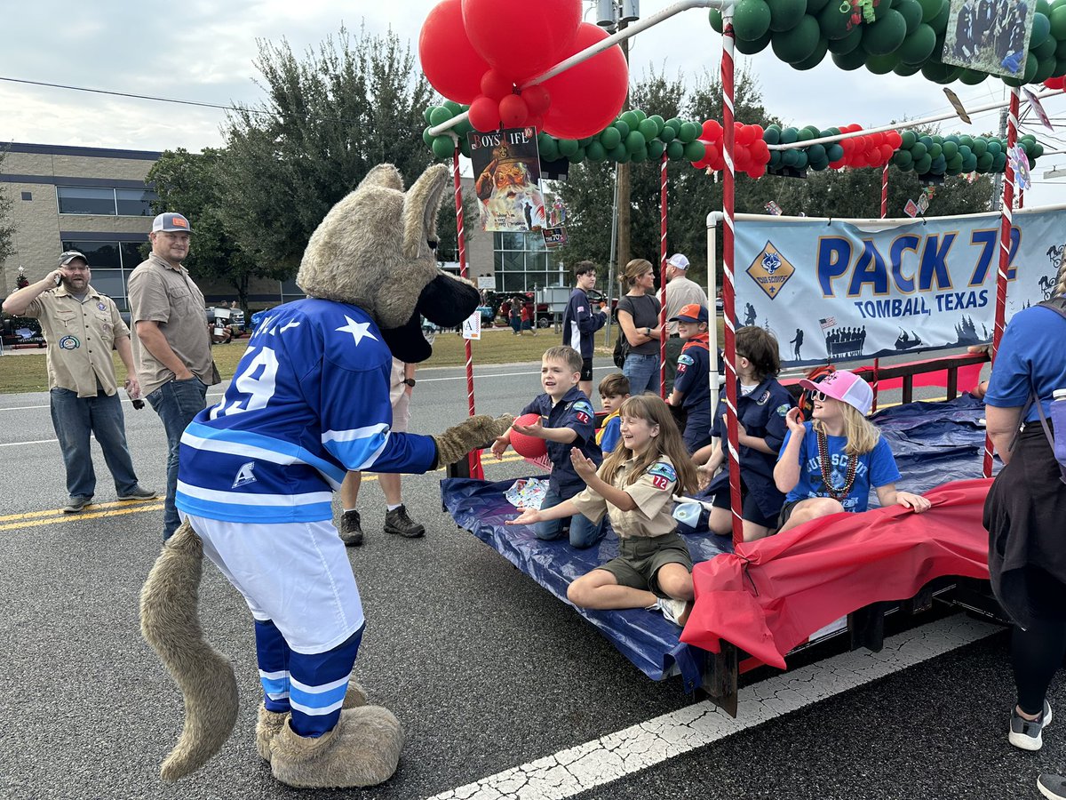 AerodromeIce's tweet photo. More from today’s @tomballchamber Holiday Parade. @HTXStormHockey @TomballHockey Belknap Plumbing and Belknap Concrete and special thanks to Chilly! https://t.co/Qa3ixBt4Bu