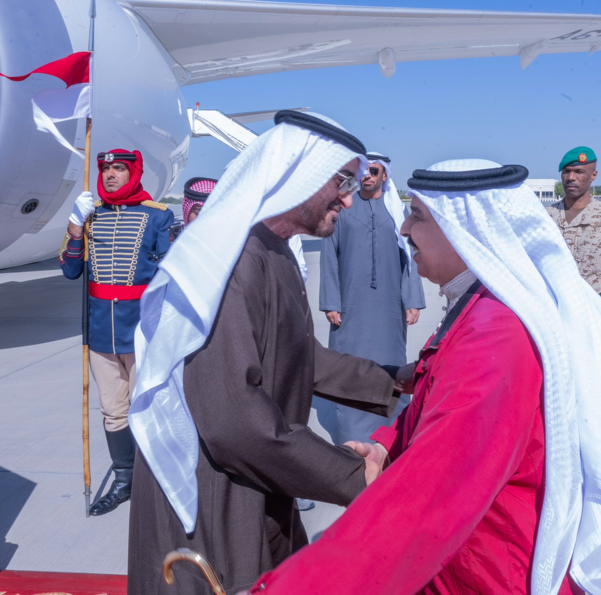 bna_ar's tweet image. جلالة الملك المعظم في مقدمة مستقبلي سمو رئيس دولة الإمارات العربية المتحدة لدى وصوله إلى البلاد  

tinyurl.com/2s4xt922