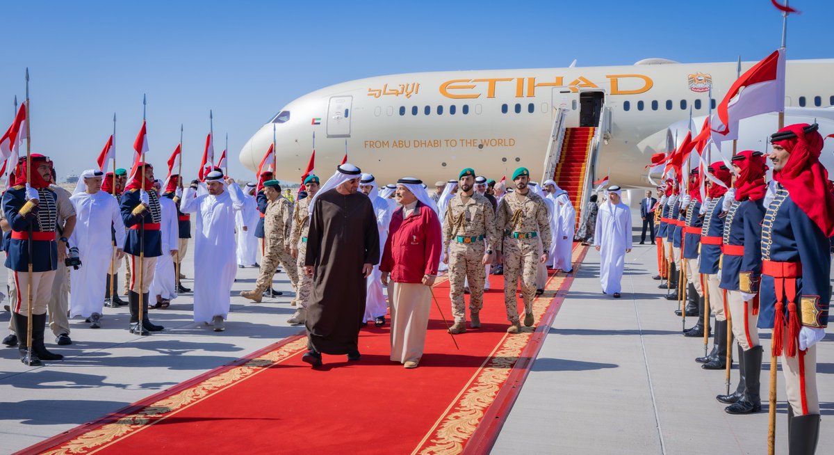 bna_ar's tweet image. جلالة الملك المعظم في مقدمة مستقبلي سمو رئيس دولة الإمارات العربية المتحدة لدى وصوله إلى البلاد  

tinyurl.com/2s4xt922