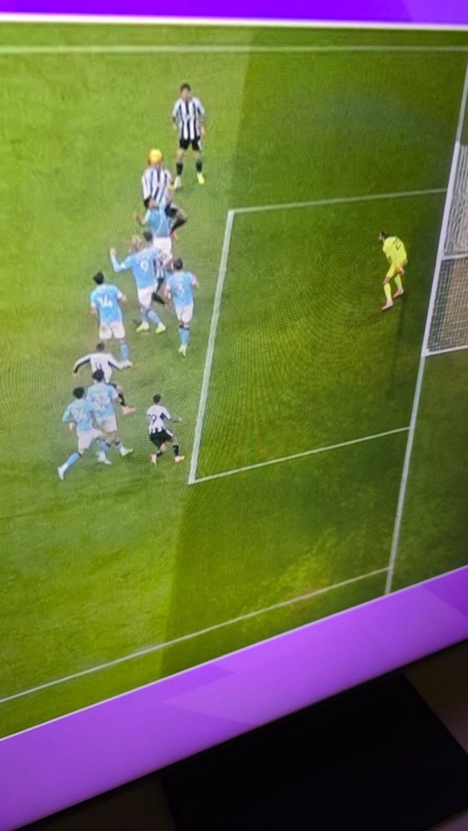 sajadTranslator's tweet image. طبعاً ما ننسى حكام الدعارة بعد ما احتسبوا ضربتين جزاء قرروا احتساب هذا الهدف الواضح للعلن انهُ اوفسايد ولا عادوا اللقطة من غير زوايا ولا ارونا كيف يتم رسم الخطوط مثل كل مرة 

دوري بهِ فضايح لكن هُناك من يقول ان السيتي مستفيد