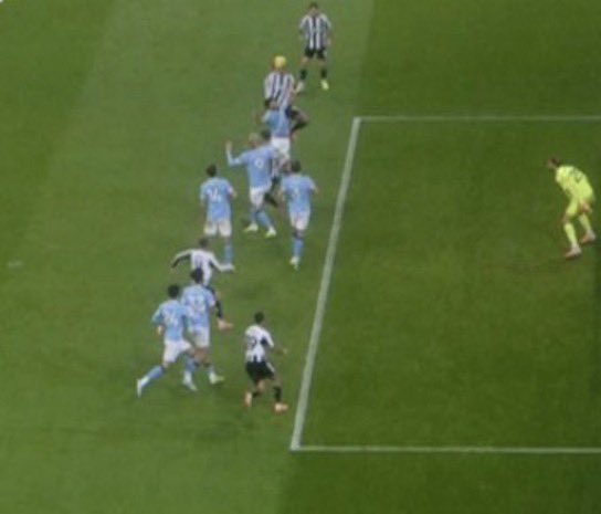 sajadTranslator's tweet image. طبعاً ما ننسى حكام الدعارة بعد ما احتسبوا ضربتين جزاء قرروا احتساب هذا الهدف الواضح للعلن انهُ اوفسايد ولا عادوا اللقطة من غير زوايا ولا ارونا كيف يتم رسم الخطوط مثل كل مرة 

دوري بهِ فضايح لكن هُناك من يقول ان السيتي مستفيد