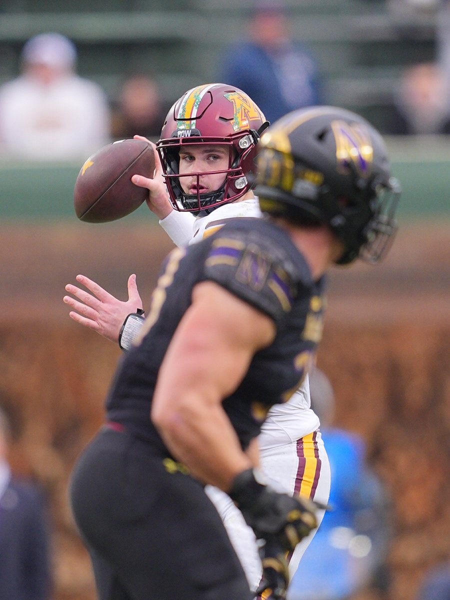 GopherFootball's tweet image. EXPLOSIVE PLAY FROM @ChiColeman23!

@Drakelindsey5 moves Minnesota to the Northwestern 8-yard line with a 52-yard HOME RUN here in the fourth quarter! 

#RTB #SkiUMah #Gophers