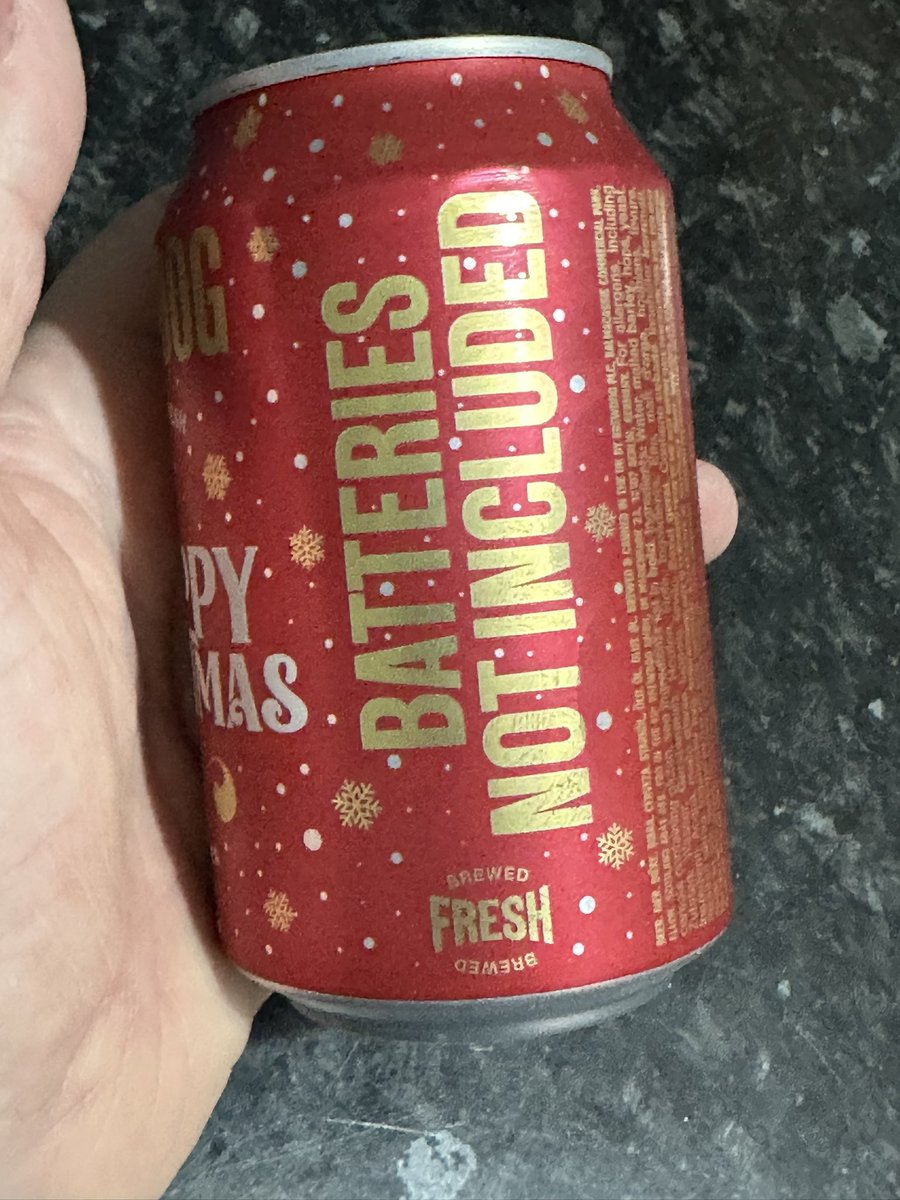 s77tux's tweet image. #BeerForTonight is @BrewDog #HoppyChristmas (Festive IPA, 6.0% ABV, 330ml) Dark golden, opaque appearance with creamy head; light citrus aroma; crisp mouthfeel; citrus + hint of spice taste, followed by sweet + hoppy aftertaste. Nice drop! #Slàinte #NowDrinking #CraftBeer