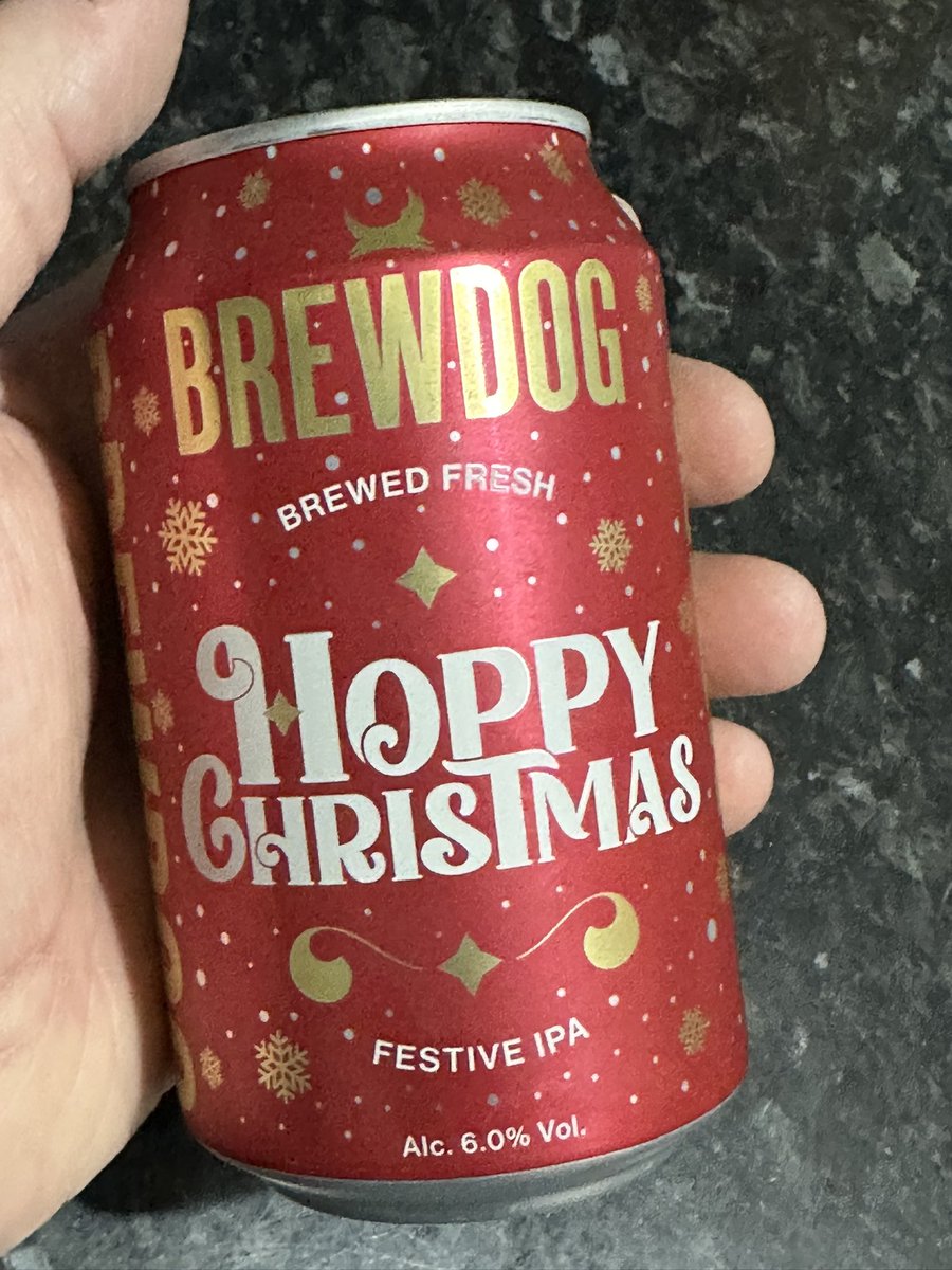 s77tux's tweet image. #BeerForTonight is @BrewDog #HoppyChristmas (Festive IPA, 6.0% ABV, 330ml) Dark golden, opaque appearance with creamy head; light citrus aroma; crisp mouthfeel; citrus + hint of spice taste, followed by sweet + hoppy aftertaste. Nice drop! #Slàinte #NowDrinking #CraftBeer