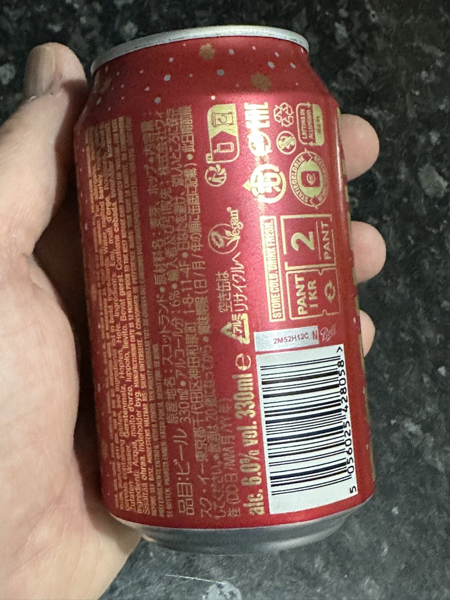 s77tux's tweet image. #BeerForTonight is @BrewDog #HoppyChristmas (Festive IPA, 6.0% ABV, 330ml) Dark golden, opaque appearance with creamy head; light citrus aroma; crisp mouthfeel; citrus + hint of spice taste, followed by sweet + hoppy aftertaste. Nice drop! #Slàinte #NowDrinking #CraftBeer