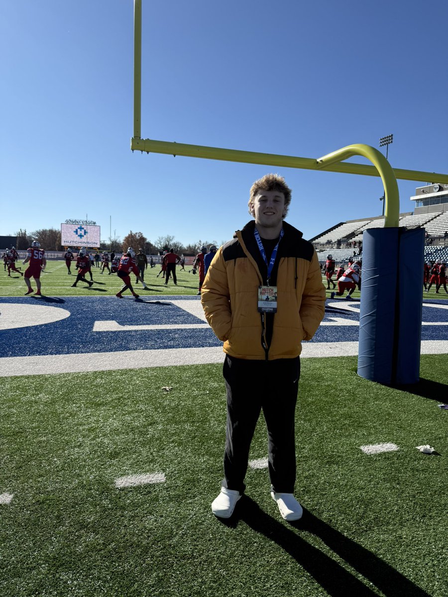 AydenMooney14's tweet photo. Had a great time at Hutch! Looking forward  to learning and build more relationships! Thank you for having me out!🐉🐉
@CoachMartin8 @CoachLierz 
@coachHAWK19 @RecruitLancerFB
@ElevateRecruits @jeremycrabtree
@SMEastFootball https://t.co/1awqHebySe