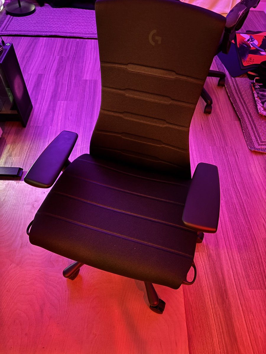 lycommit's tweet image. new chair 😱