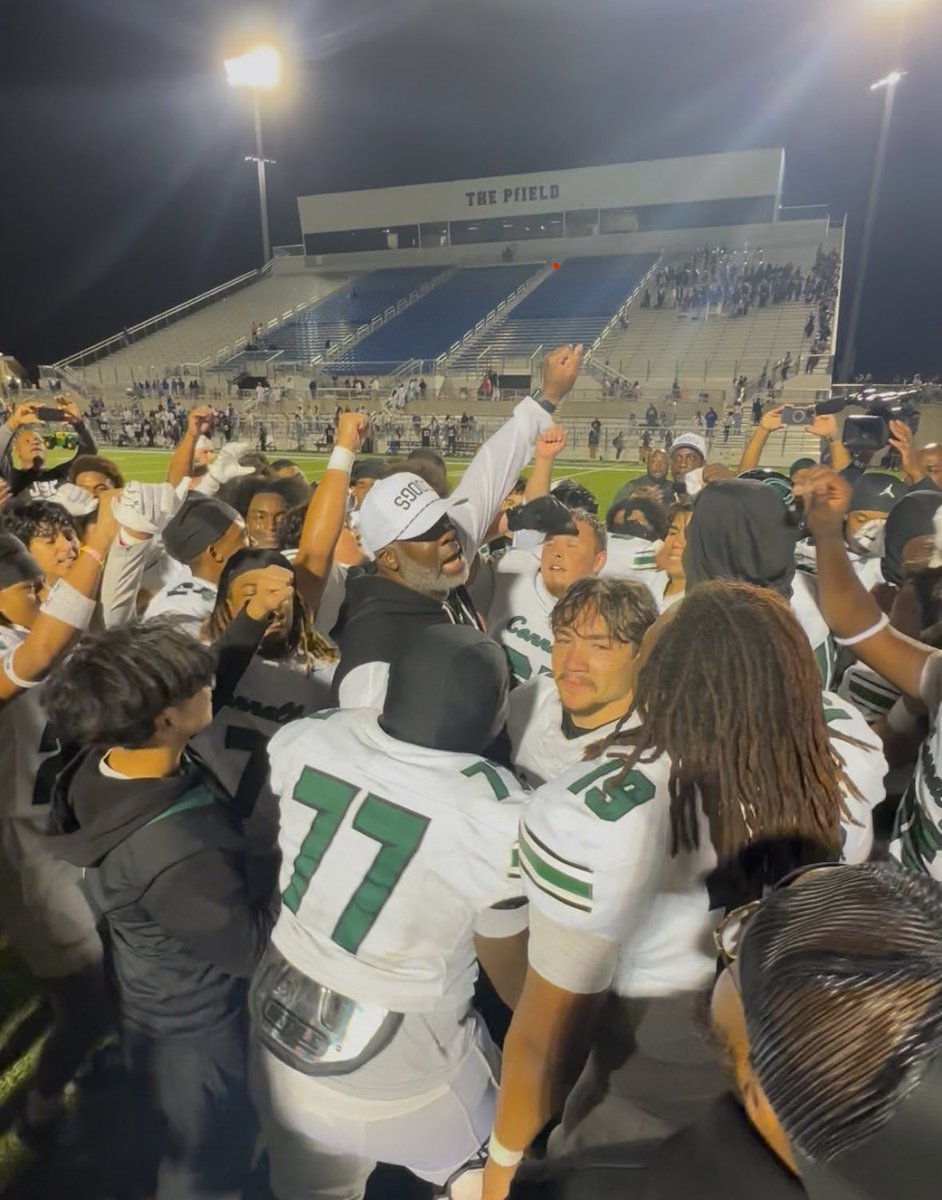 This guy… a giant among men. Congratulations Coach Charles Burton on a fantastic season with your ⁦<a href="/ConnallyFb/">Connally Football</a>⁩ COUGARS! #winner #proud ⁦⁦<a href="/CoachCBurton/">Charles Burton</a>⁩ 🏆