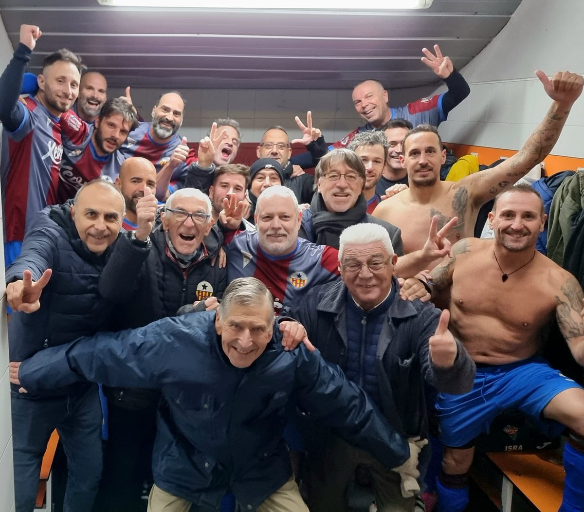 El Sr. Tomé estarà molt content allà dalt. 🤍
<a href="/VeteransJupiter/">Agr Vet CE Júpiter</a> 4, Vet. <a href="/PDPajaril/">P.D. Pajaril</a> 1. ⚽ Marquinhos ⚽ Sergio ⚽ Uri ⚽ Iago. 🩶❤️.
#56AnysVetJupiter <a href="/xeviestudi/">Xevi Estudi</a> #GumperApi #Q8PereIV