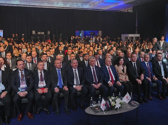 huseyinburge's tweet photo. Ticaret Bakanımız Prof. Dr. Ömer Bolat’ın açılışına teşrif ettiği Türkiye  e-Ticaret Haftası programına katılım sağladık. E-ticaret ekosistemine önemli katkılar sağlayan bu etkinliği planlayan başta Bakanımız ve Bakan yardımcılarımız olmak üzere tüm paydaşları tebrik ederim. https://t.co/uBjHjjum5A