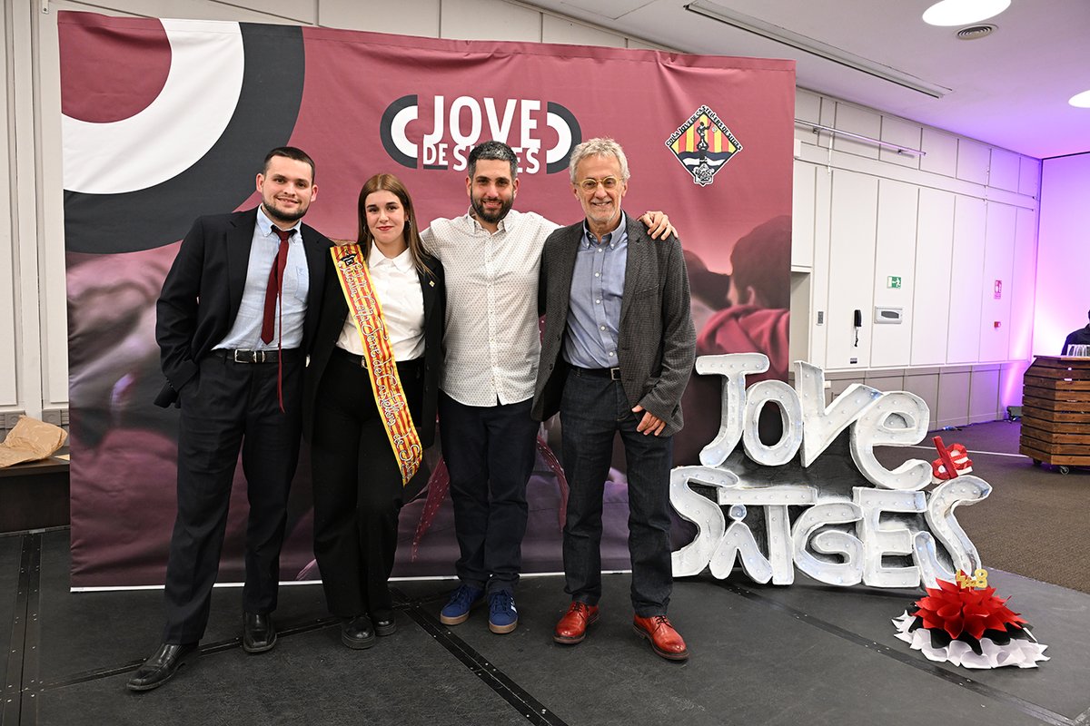 🟥 Ahir vam fer el Sopar de Final de temporada a l'Hotel Meliá Sitges, amb un excel·lent ambient per celebrar un 2025 en què hem aconseguit onze castells de 8.

🏅 Vam lliurar dos premis:
(1/5)