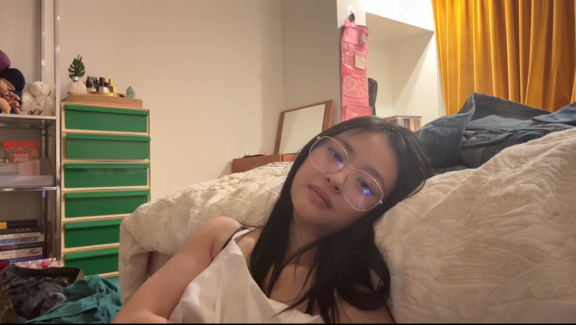 suzybwoo's tweet image. i miss hanni sm….