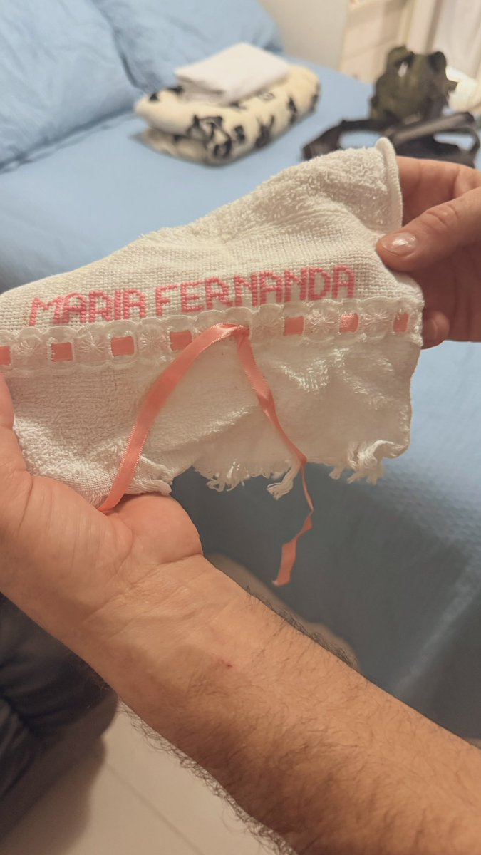 viciadaemcbjr's tweet image. Ele guardou esse lenço com meu nome bordado quando eu nasci e leva com ele todos os dias desde então. 

Por 18 anos.