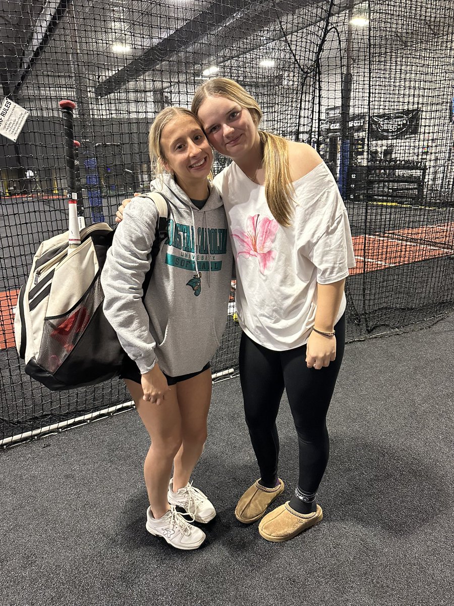 Sienna_S_2028's tweet image. Friday late night live hitting &amp;amp; defense with @jesss_harperr late night lives @biosportathlete ! Big shoutout to @lucyreis, @lilamanfredonia, and @kaileytomasch for bringing the heat! 🔥 #LateNightGrind #slapper 

@SoftbalAmerica @mandygardner24
 @ZipsSB @jess_bracamonte