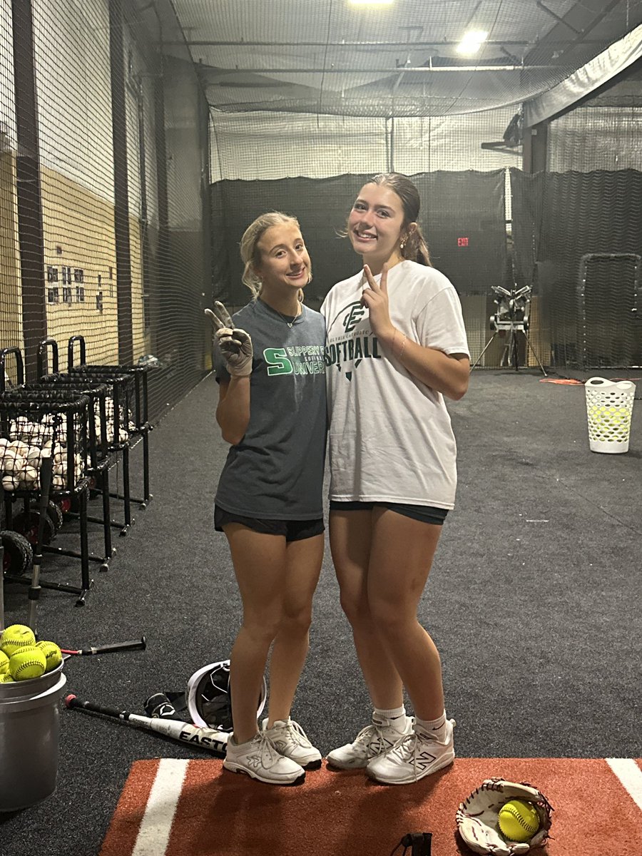 Sienna_S_2028's tweet image. Friday late night live hitting &amp;amp; defense with @jesss_harperr late night lives @biosportathlete ! Big shoutout to @lucyreis, @lilamanfredonia, and @kaileytomasch for bringing the heat! 🔥 #LateNightGrind #slapper 

@SoftbalAmerica @mandygardner24
 @ZipsSB @jess_bracamonte