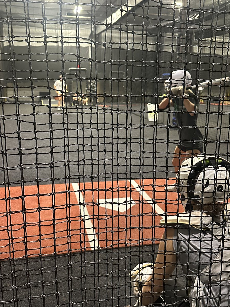 Sienna_S_2028's tweet image. Friday late night live hitting &amp;amp; defense with @jesss_harperr late night lives @biosportathlete ! Big shoutout to @lucyreis, @lilamanfredonia, and @kaileytomasch for bringing the heat! 🔥 #LateNightGrind #slapper 

@SoftbalAmerica @mandygardner24
 @ZipsSB @jess_bracamonte