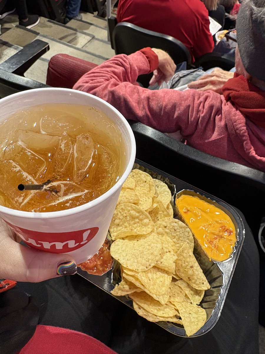 CaratheExplorer's tweet photo. Go Cards! Beat Kentucky! #snackthreads
A big day for snacks because I was really hungry when I arrived.
Delicious nachos (with a great cheese to chip ratio) and a bourbon ginger ale and I made it a double 💪🏼 https://t.co/30U1dbRT5x