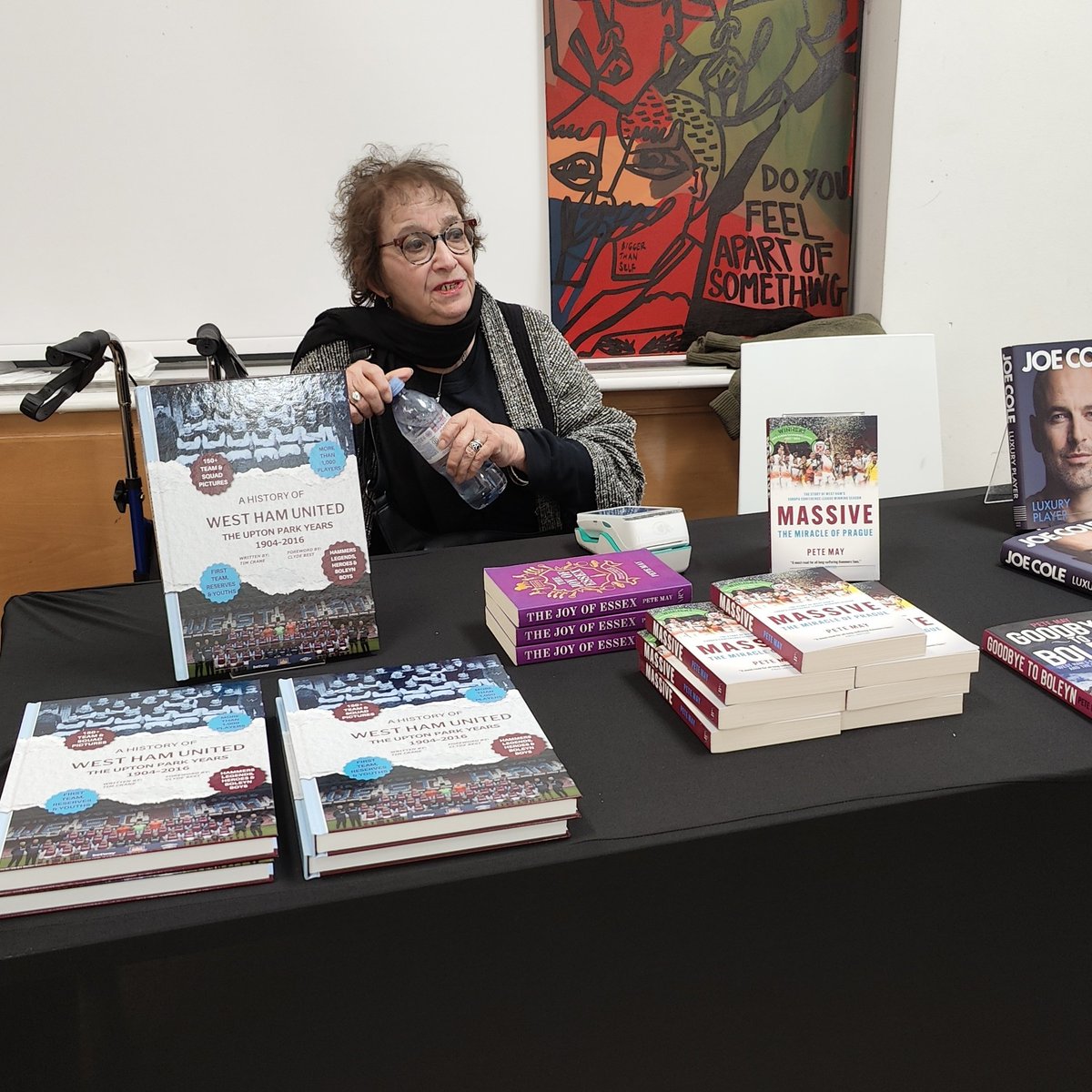 Bobby_Seagull's tweet image. West Ham 2–2 V Bournemouth and just OUT of relegation zone ⚒️📈

Hosting a West Ham panel with historian Tim Crane &amp;amp; writer Pete May.

Chats on club’s East London roots, legends, managers, &amp;amp; unforgettable community stories ⚽💬

Thanks @NewhamBookshop for giving us gift ideas…