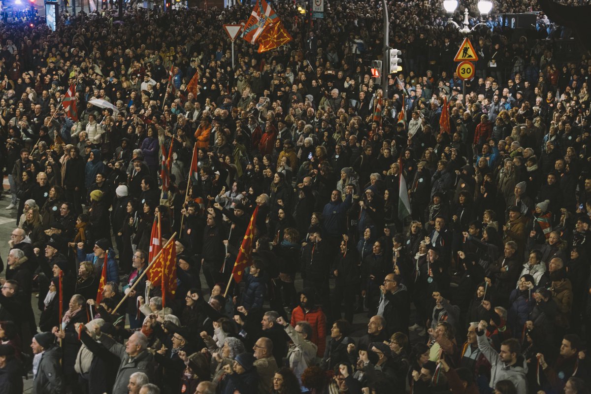 Ezin zuten, ezin dute eta ezingo dute Euskal Herriaren askatasun egarria ito. 

Gaur berriro erakutsi dugu Bilbon hemen herri duin bat dagoela, urrutitik datorrena eta urrutira doana. Herritik, herriarentzat. 

Faxismoari bide guztiak itxiz, eta itxaropenari ate guztiak irekiz.