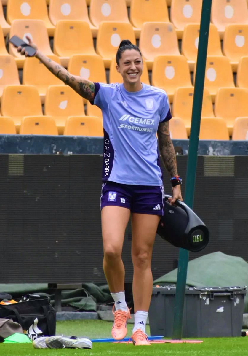 la zurda de Jacquie Ovalle 🪄👟 tweet media