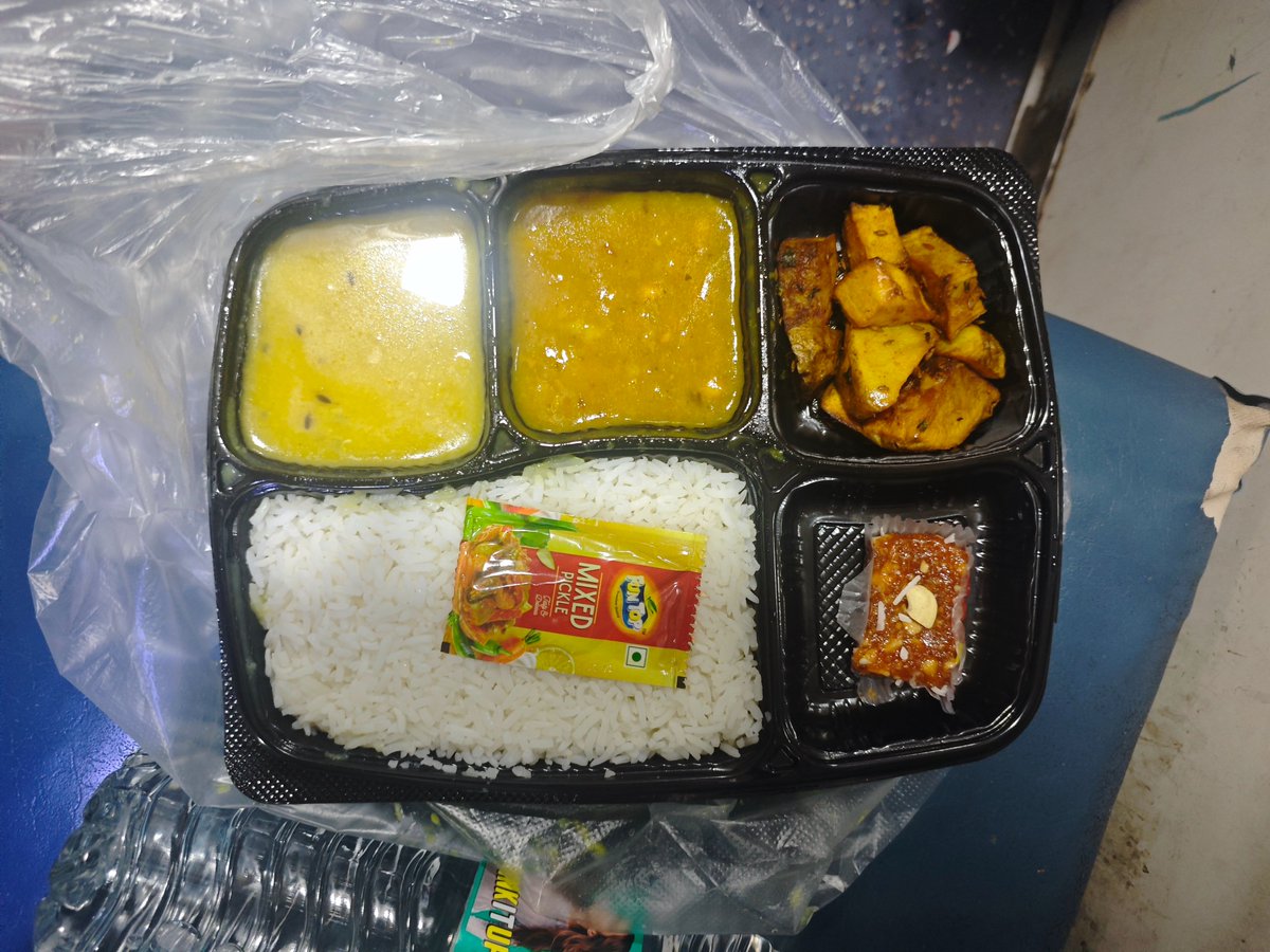 VIKRAM17092000's tweet image. #IRCTC @RailwaySeva @RailMinIndia @AshwiniVaishnaw .
Food quality is pathetic.
Breakfast reciving at 1500 , lunch not received and dinner reciving at 0030.