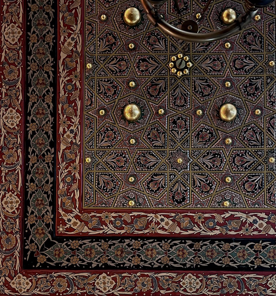 not the best of my photography but…

güzelsen, güzelsin
yok mu benzerin…*

(var btw. kündekāri + kalemişi kombolu külli taşra vü kasaba camii mīmarisinde mevcut şol şekil tasarımlar. ancak. güllerge gül oxşaydu, yarniñ güli başqiçe* diyoruz. bu da bizim gülümüz. güllerin gülü.)