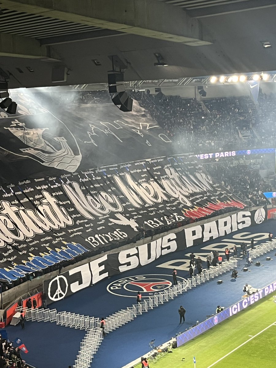agrandesso's tweet photo. l’omaggio della curva del @PSG_inside alle vittime degli attentati del 13/11/2015 https://t.co/ZKvjokHU3a