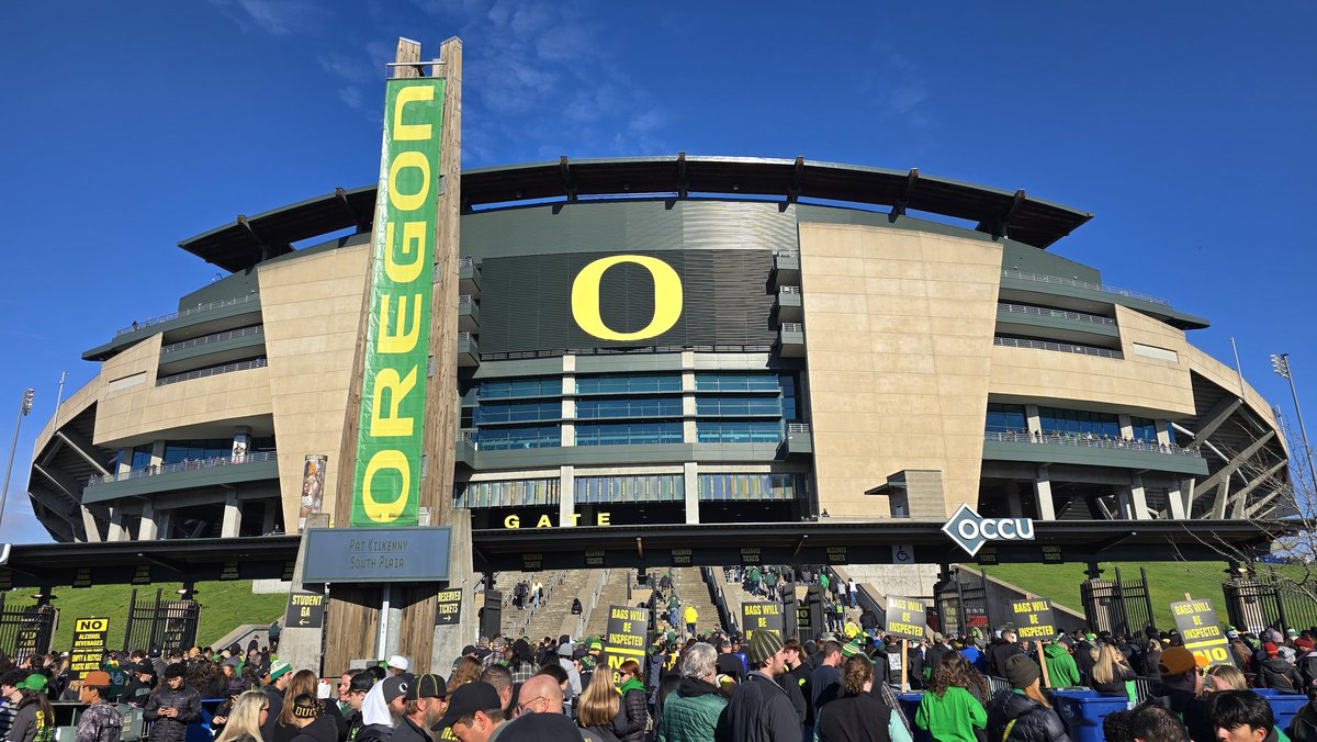 flashfire34's tweet image. Almost game time, Oregon vs. USC.