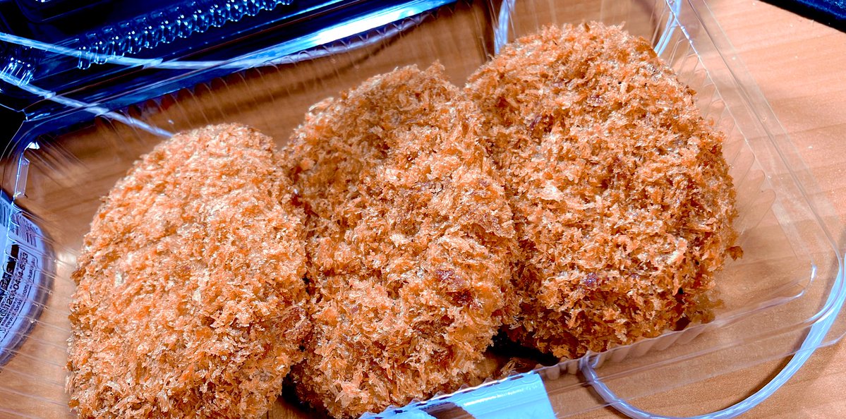 Demetori_COS's tweet image. コンビニのコロッケが半額の150円でめちゃくちゃに最高。朝から油が染みる．