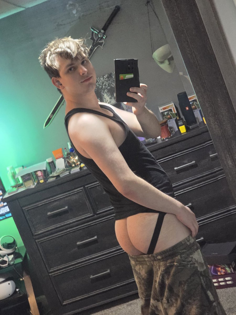 ItsTheTrueZilo's tweet photo. Morning 🌄 got some wild bed head, but would prefer head in bed 😝 https://t.co/rlX9v4dpDX