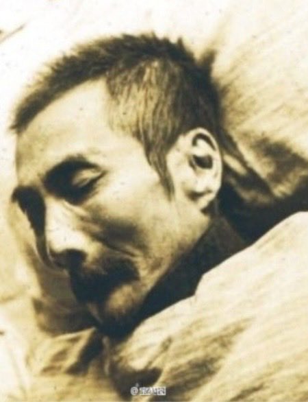 RRMBAO's tweet image. 董坚毅，史上唯一被吃掉的哈佛医学博士，生前没留下一张照片。董坚毅1952年从美国回来希望用自己的医学技术报国，在惠民医院任泌尿科主任，1955年支援大西北来到兰州。1957年因给领导提意见被定为右派，送到夹边沟农场劳动教养。1960年在饥饿中去世，时年35岁。其妻顾晓颖（也为留美生）来探视，董坚毅…