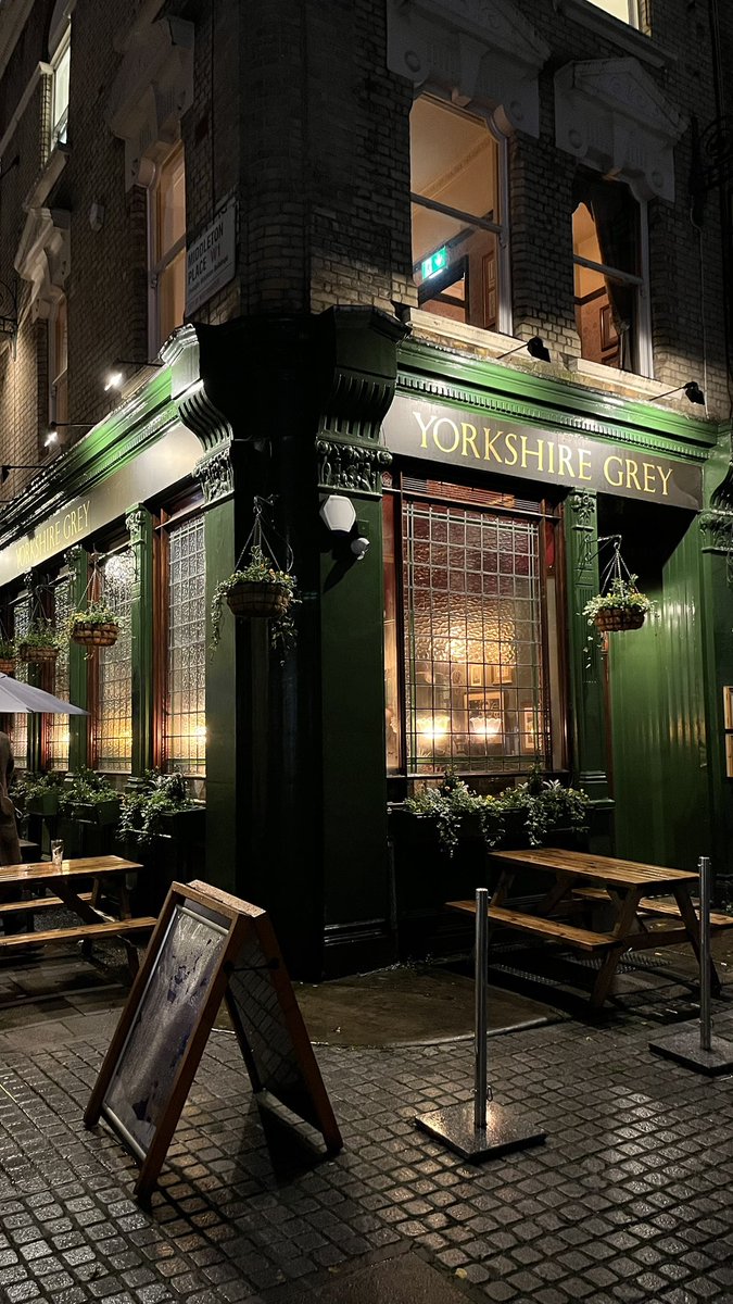 Na wedstrijd QPR-Hull aan bier en eten in een Londense pub. #vaderzoonweekend