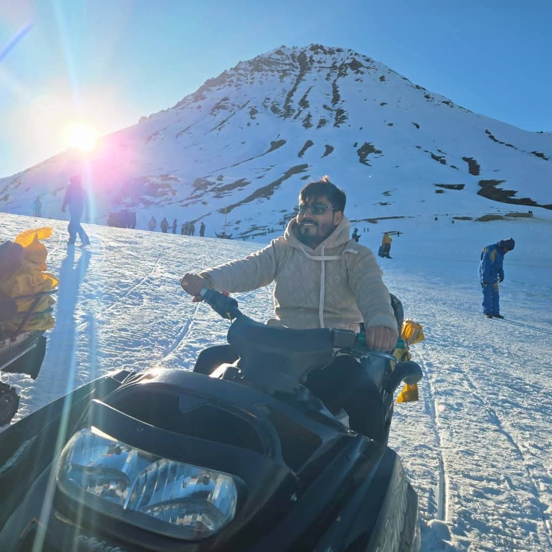 ManjeetGoswami_'s tweet image. नज़ारा रोहतांग का। जन्नत से कम नहीं!
बर्फ़ ने स्वागत किया! इस मौसम में राइड का मज़ा ही कुछ और है!

रोहतांग के मोड़ हमें सिखाते हैं कि हर चुनौती के बाद एक सुंदर दृश्य आता है।

​#रोहतांग_राइड_वाइब्स #himanchalpradesh #rotangpass #Manali #Himalayas #MountainPass #TravelIndia