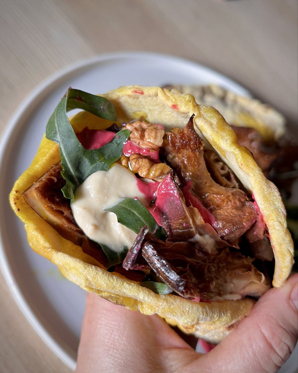 mono_grafic's tweet image. Too hungry to take out the camera today and throwing all together in a messy way, but now I regret not taking better pics cos this was so good. Oyster mushrooms shawarma, leftover hummus, wild rocket, toasted walnuts and turmeric flatbreads