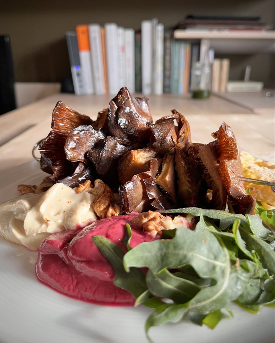 mono_grafic's tweet image. Too hungry to take out the camera today and throwing all together in a messy way, but now I regret not taking better pics cos this was so good. Oyster mushrooms shawarma, leftover hummus, wild rocket, toasted walnuts and turmeric flatbreads