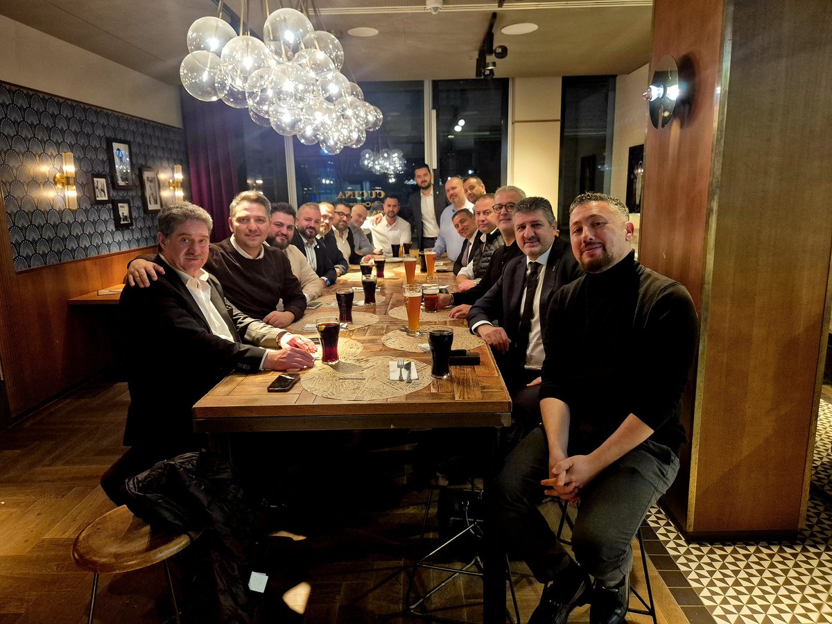 Beşiktaş JK Derneklerden Sorumlu Yöneticimiz Aykut Torunoğulları'nın önderliğinde gerçekleşen toplantı sonrası yemekte bir araya geldik. Bu vesileyle Avrupa'nın her yerinden teşrif eden dostlarla hasret gidermiş olduk. #Beşiktaş 🦅