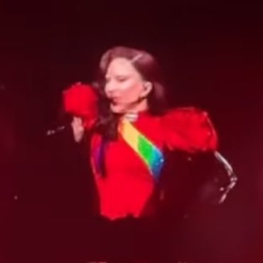🚨 Lady Gaga wears the LGBTQ rainbow flag sash at the final show of The Mayhem Ball in Paris tonight.