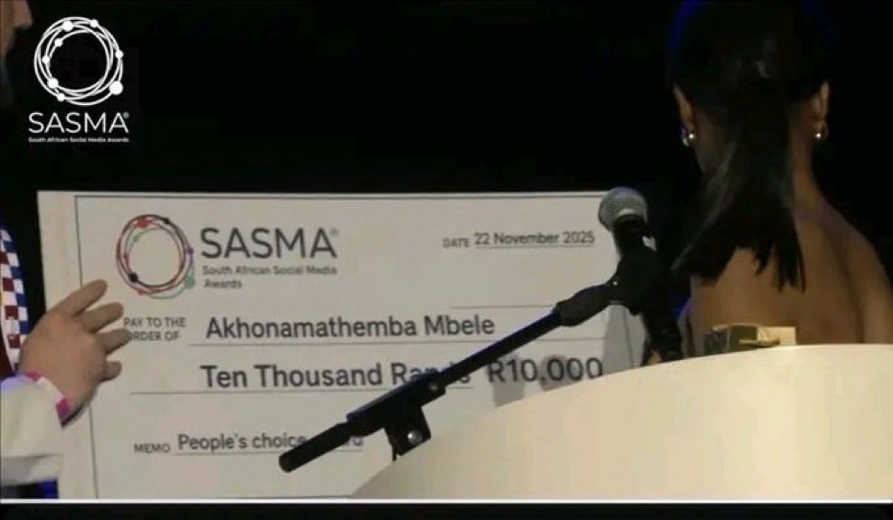 Chokehot_ice's tweet photo. 2/2 DONE AND DUSTED 
The second award came with a Cash Price 🤏🔥
SweetGs talk and DO 
Congratulations again for winning the Most important awards for today @SweetGuluva 

SWEET GULUVA ALWAYS WINS
CONGRATULATIONS SWEET GULUVA
#SweetVictoryForSweetGuluva
#AkhonamathembaZwaneWins https://t.co/paHYOIVoOy