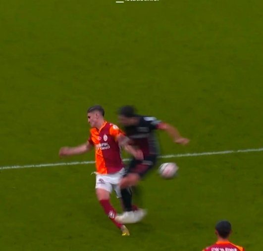 nocontex_gsli0's tweet image. Şurda ne olması gerekiyor kırmızı kart için ayağı kopması falan mı #skandal #yapı