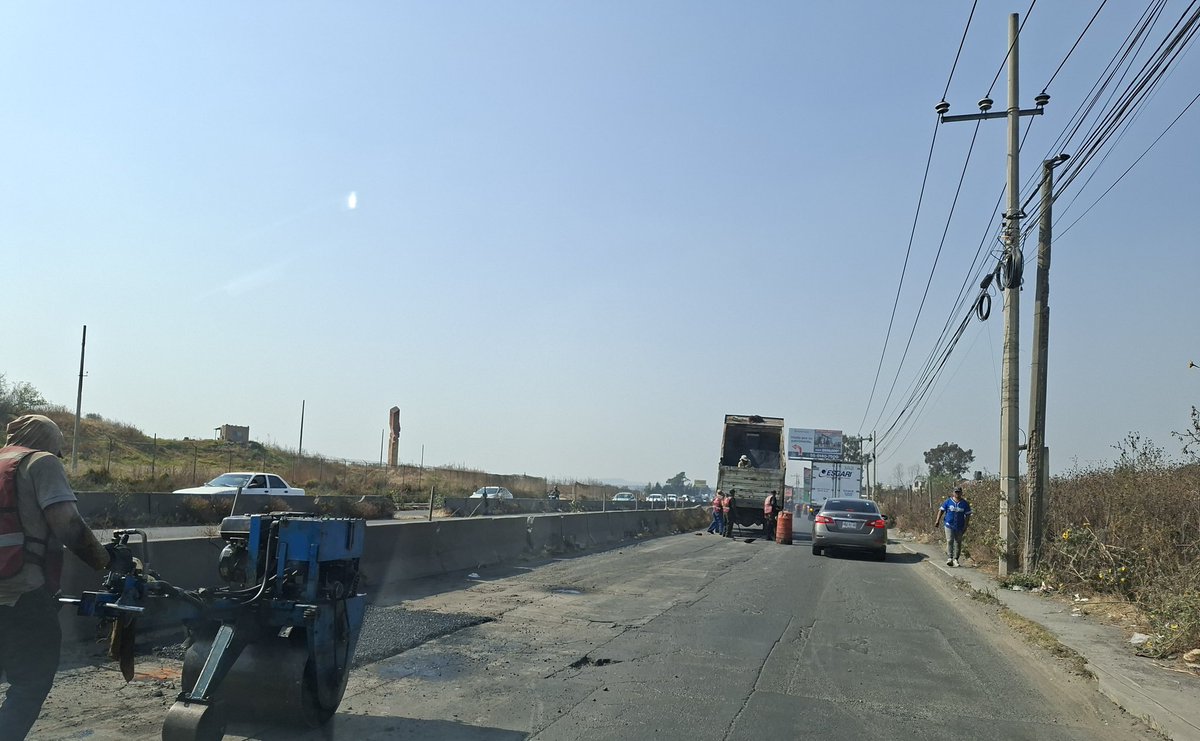 Transito lento en la lateral de la Chalco-Ameca dirección Chalco a la altura del CEDIS Walmart, esto debido a que la junta de caminos está bacheando la carretera, circule con precaución.